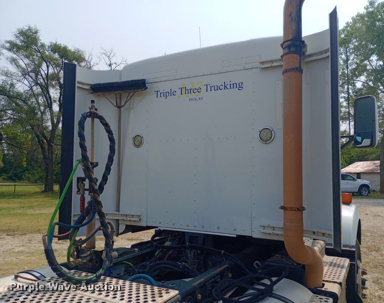 image for item NY9374 2012 Kenworth  T800 semi truck