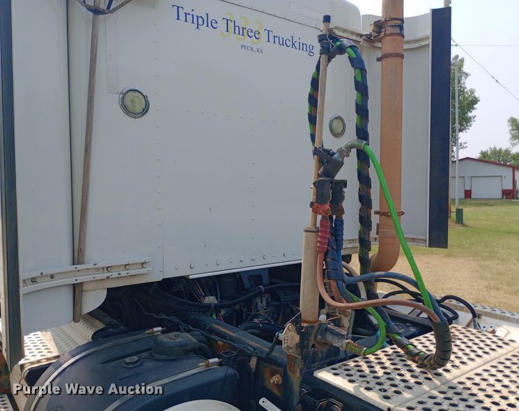 image for item NY9374 2012 Kenworth  T800 semi truck