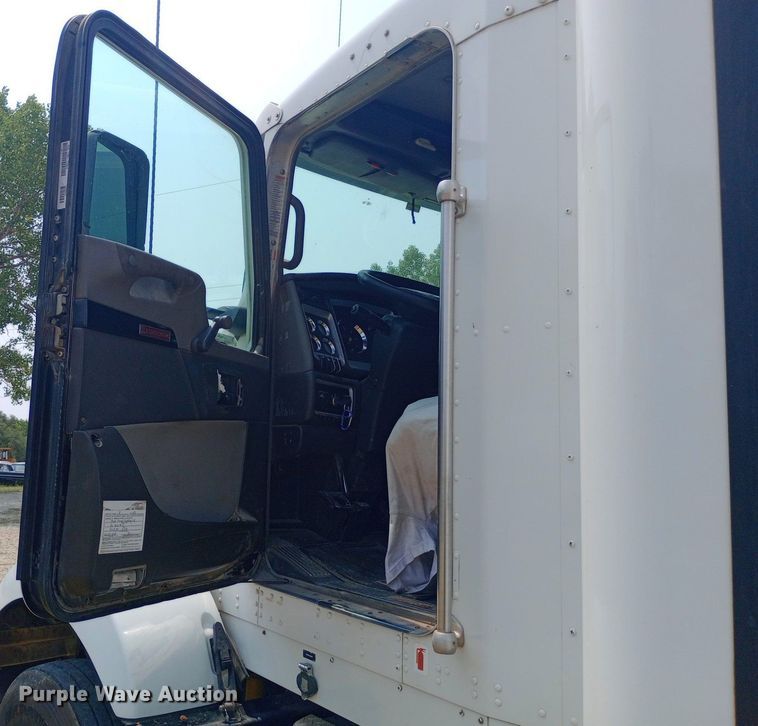 image for item NY9374 2012 Kenworth  T800 semi truck