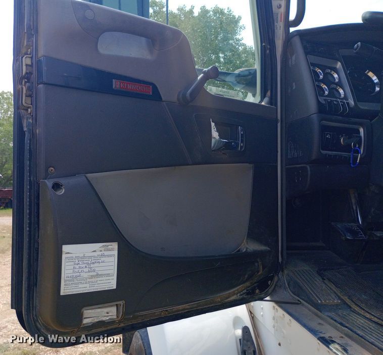 image for item NY9374 2012 Kenworth  T800 semi truck