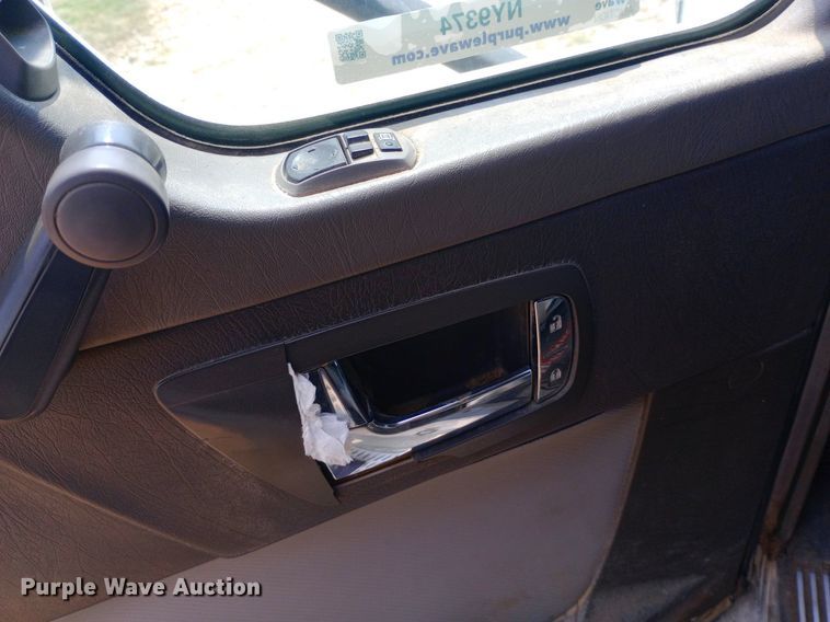 image for item NY9374 2012 Kenworth  T800 semi truck