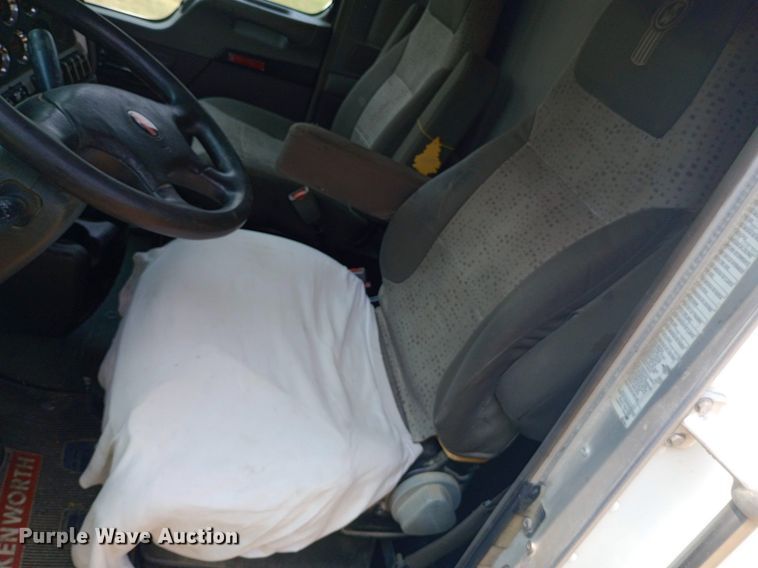 image for item NY9374 2012 Kenworth  T800 semi truck