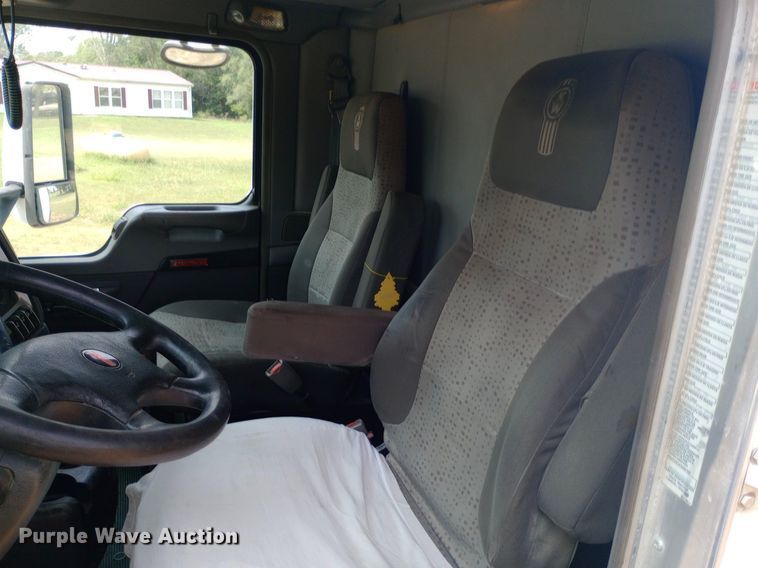 image for item NY9374 2012 Kenworth  T800 semi truck