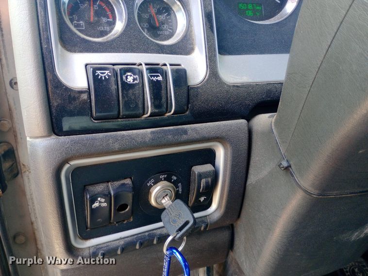 image for item NY9374 2012 Kenworth  T800 semi truck