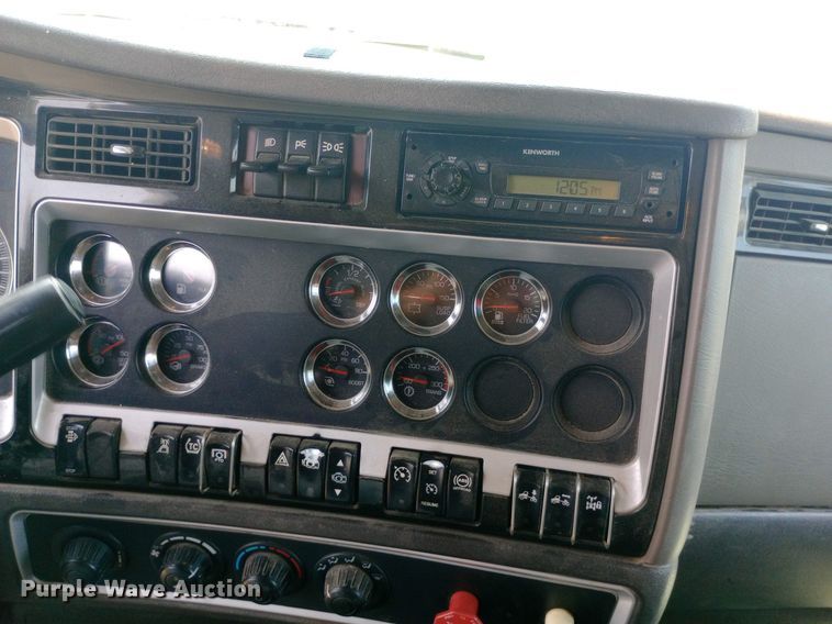 image for item NY9374 2012 Kenworth  T800 semi truck