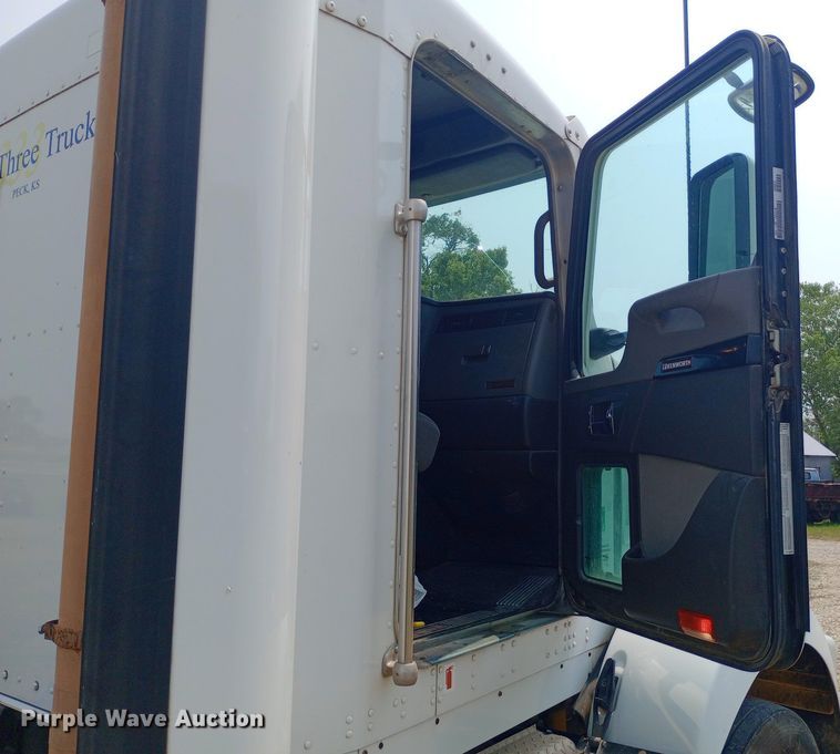 image for item NY9374 2012 Kenworth  T800 semi truck