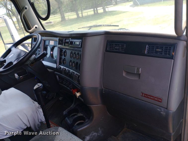 image for item NY9374 2012 Kenworth  T800 semi truck