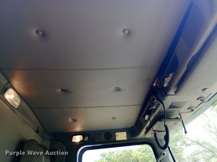 image for item NY9374 2012 Kenworth  T800 semi truck