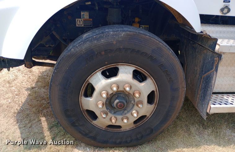 image for item NY9374 2012 Kenworth  T800 semi truck