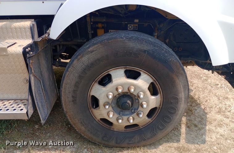 image for item NY9374 2012 Kenworth  T800 semi truck