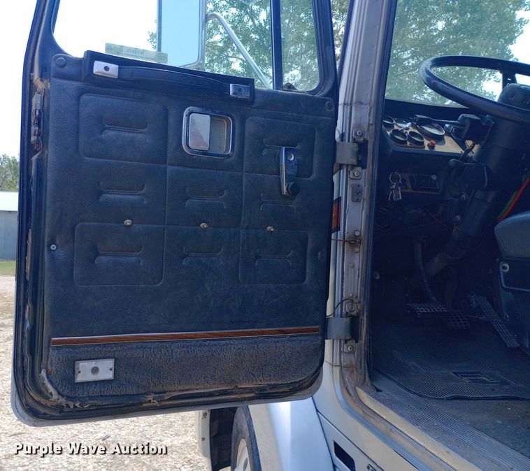 image for item NY9375 1991 Volvo White GMC semi truck