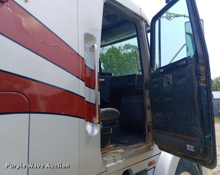 image for item NY9375 1991 Volvo White GMC semi truck