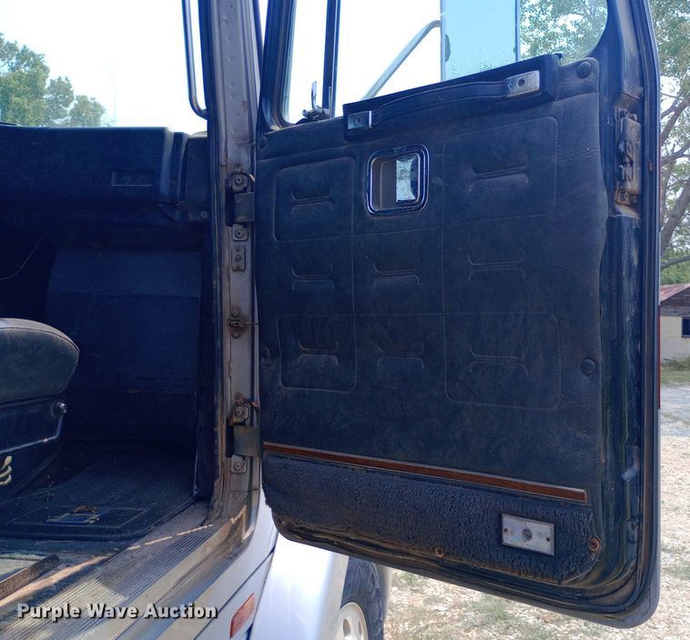 image for item NY9375 1991 Volvo White GMC semi truck