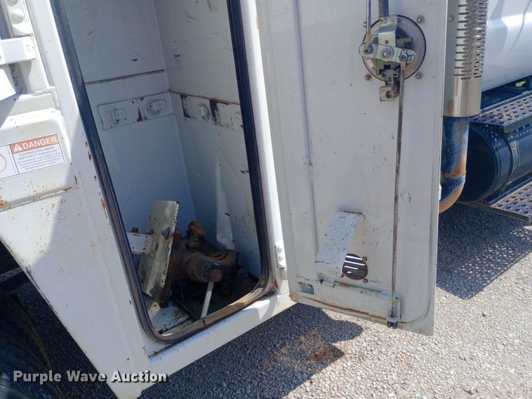 image for item NY9401 2006 Ford F750 Super Duty XLT utility / service truck