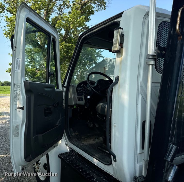 image for item OF9791 2009 International  DuraStar 4300  rollback truck