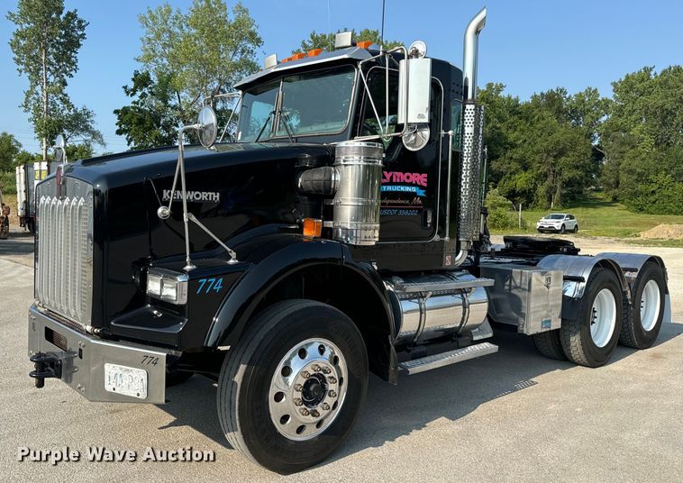 image for item OF9878 2003 Kenworth T800 semi truck