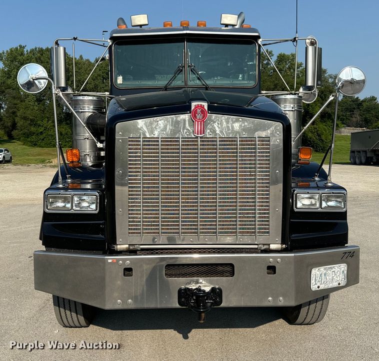 image for item OF9878 2003 Kenworth T800 semi truck
