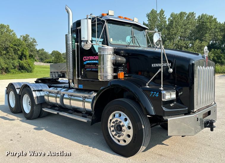 image for item OF9878 2003 Kenworth T800 semi truck
