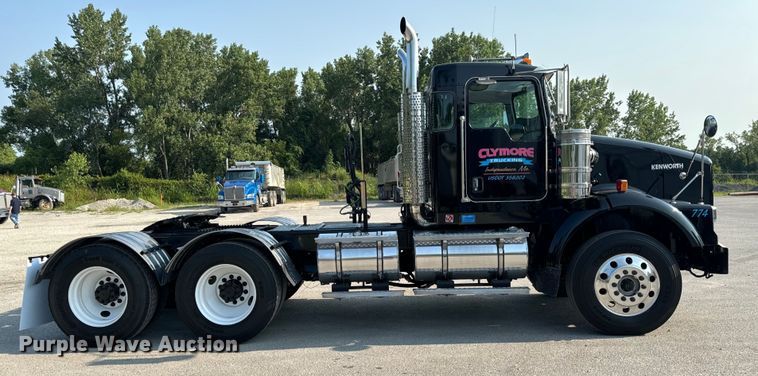 image for item OF9878 2003 Kenworth T800 semi truck