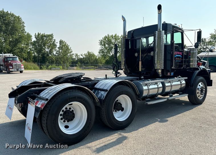 image for item OF9878 2003 Kenworth T800 semi truck
