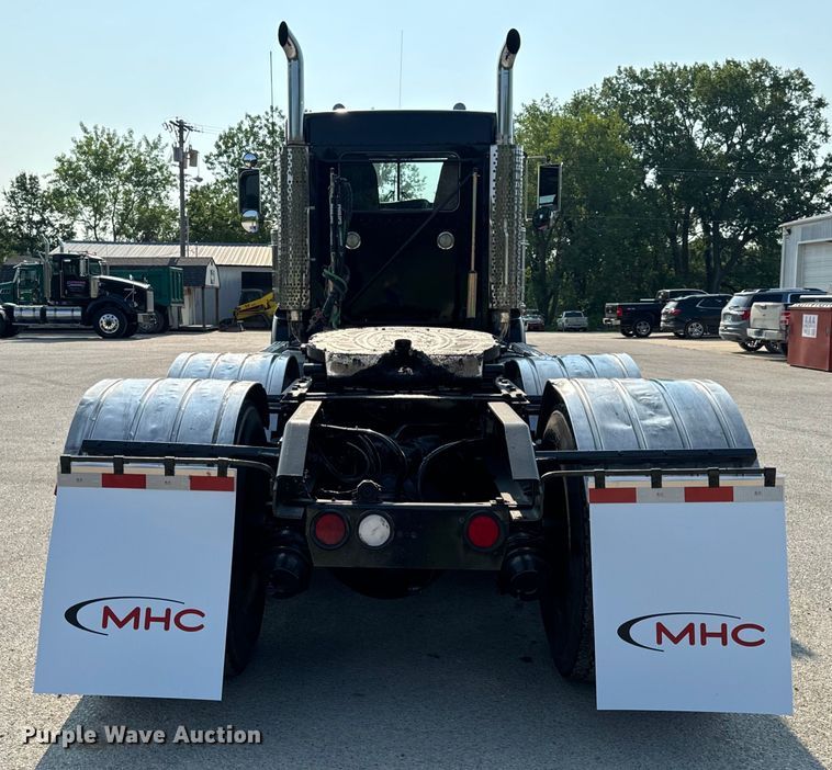 image for item OF9878 2003 Kenworth T800 semi truck