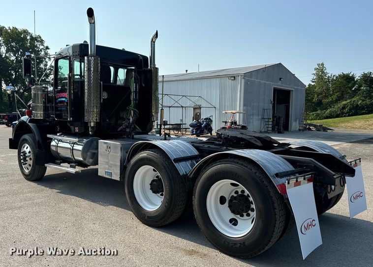 image for item OF9878 2003 Kenworth T800 semi truck