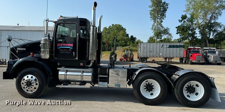 image for item OF9878 2003 Kenworth T800 semi truck