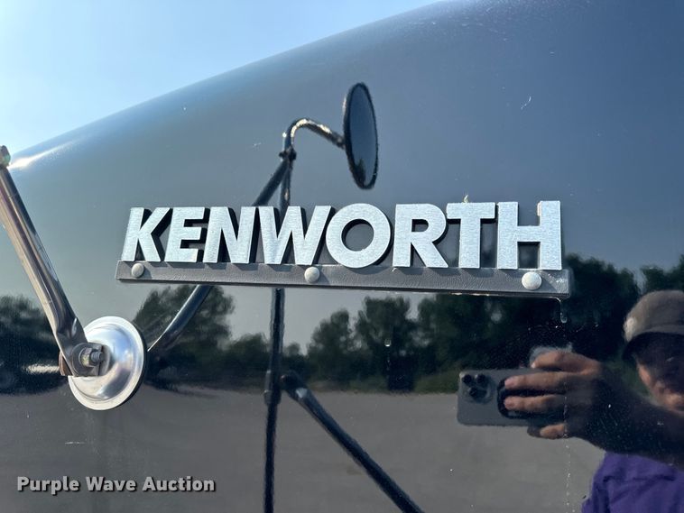 image for item OF9878 2003 Kenworth T800 semi truck