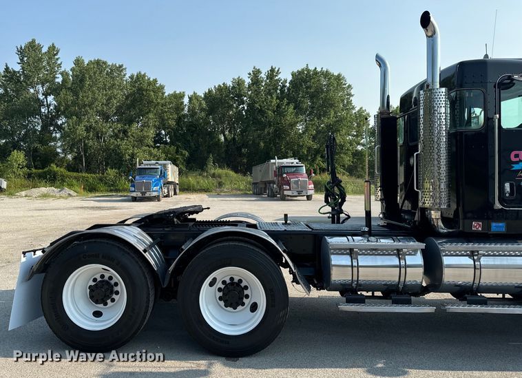 image for item OF9878 2003 Kenworth T800 semi truck