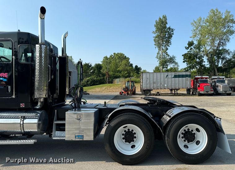 image for item OF9878 2003 Kenworth T800 semi truck