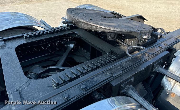 image for item OF9878 2003 Kenworth T800 semi truck