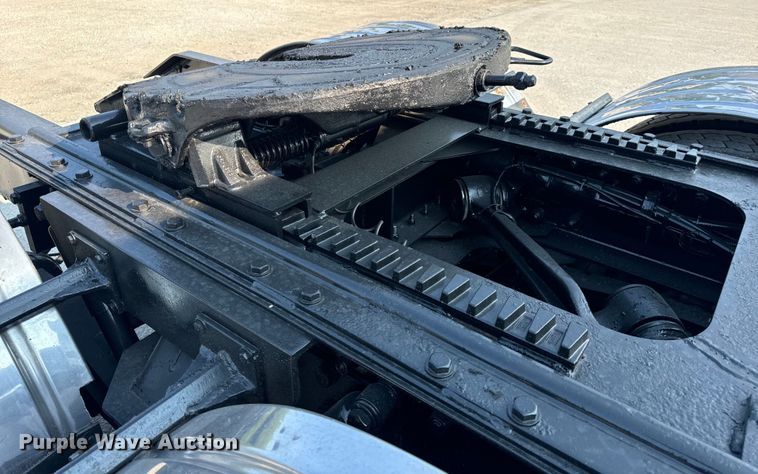 image for item OF9878 2003 Kenworth T800 semi truck