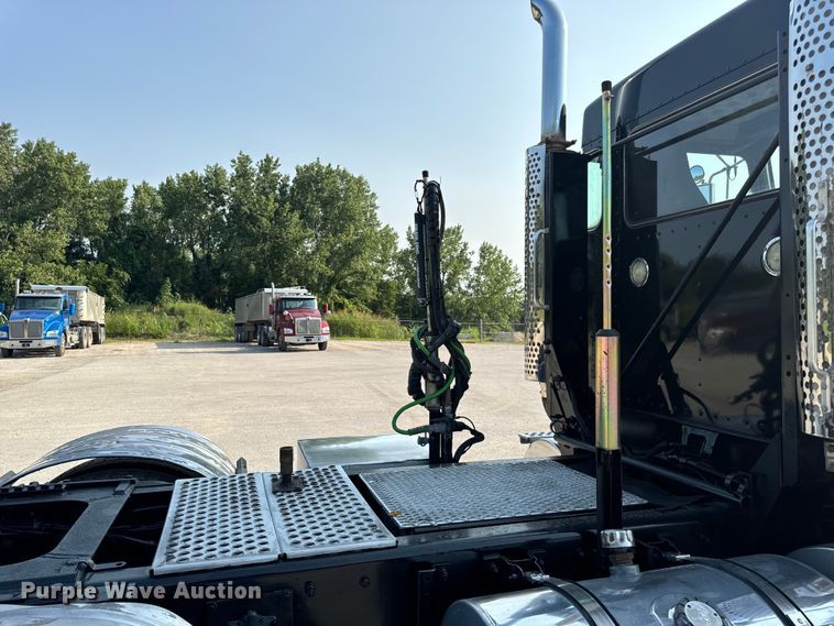 image for item OF9878 2003 Kenworth T800 semi truck