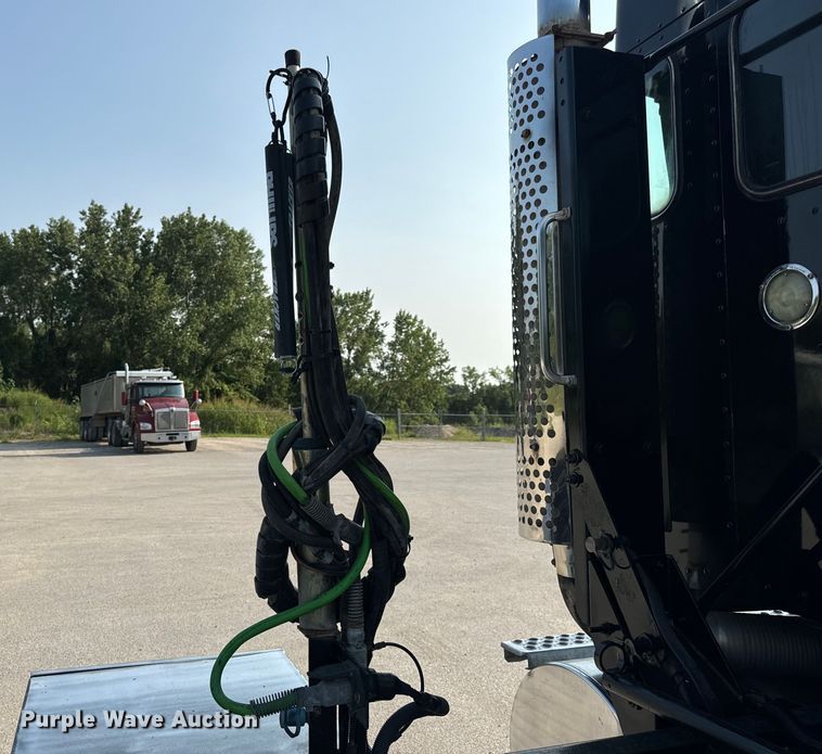 image for item OF9878 2003 Kenworth T800 semi truck