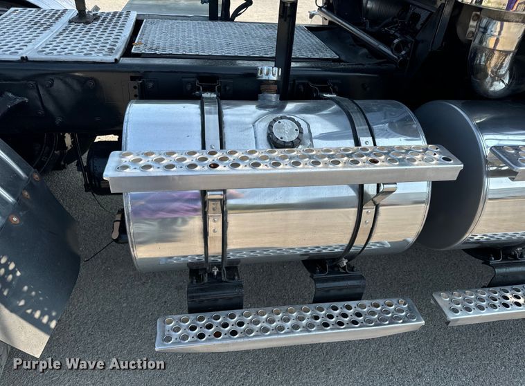 image for item OF9878 2003 Kenworth T800 semi truck