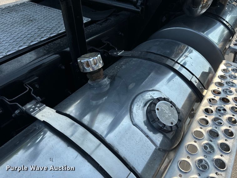 image for item OF9878 2003 Kenworth T800 semi truck