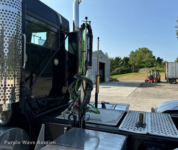 image for item OF9878 2003 Kenworth T800 semi truck