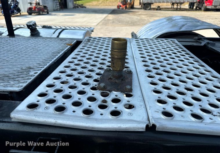 image for item OF9878 2003 Kenworth T800 semi truck