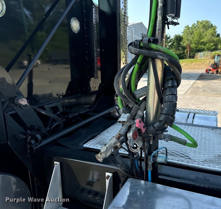 image for item OF9878 2003 Kenworth T800 semi truck