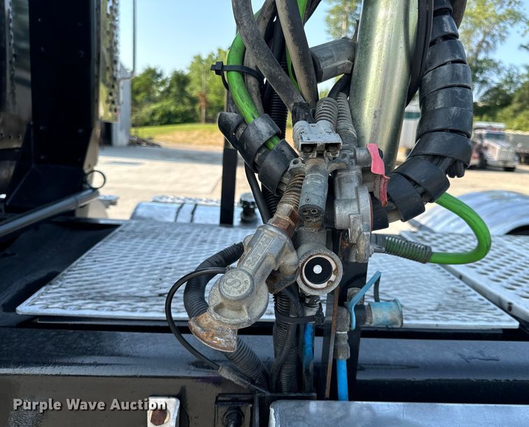 image for item OF9878 2003 Kenworth T800 semi truck