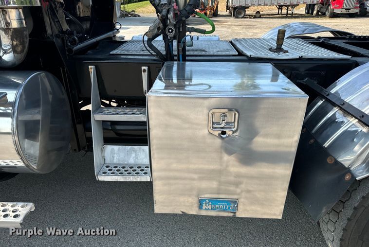 image for item OF9878 2003 Kenworth T800 semi truck