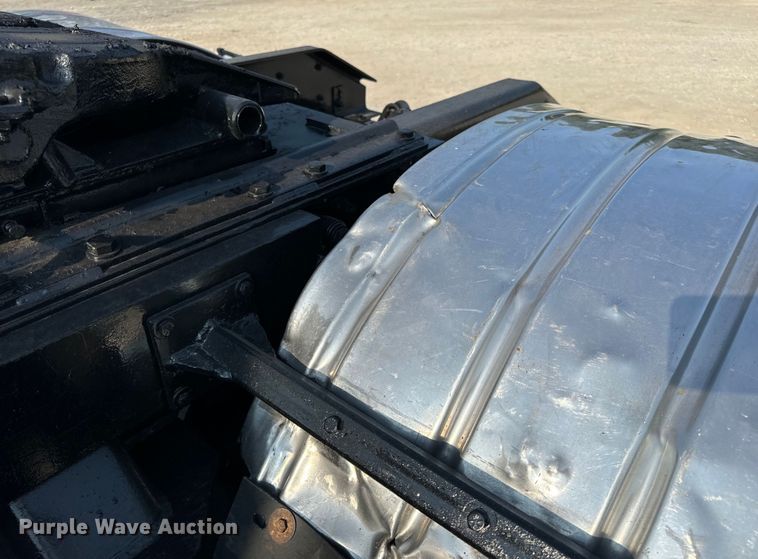 image for item OF9878 2003 Kenworth T800 semi truck