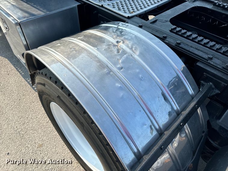 image for item OF9878 2003 Kenworth T800 semi truck