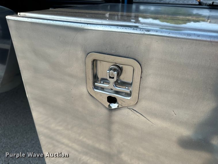 image for item OF9878 2003 Kenworth T800 semi truck