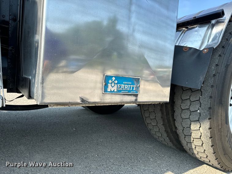 image for item OF9878 2003 Kenworth T800 semi truck