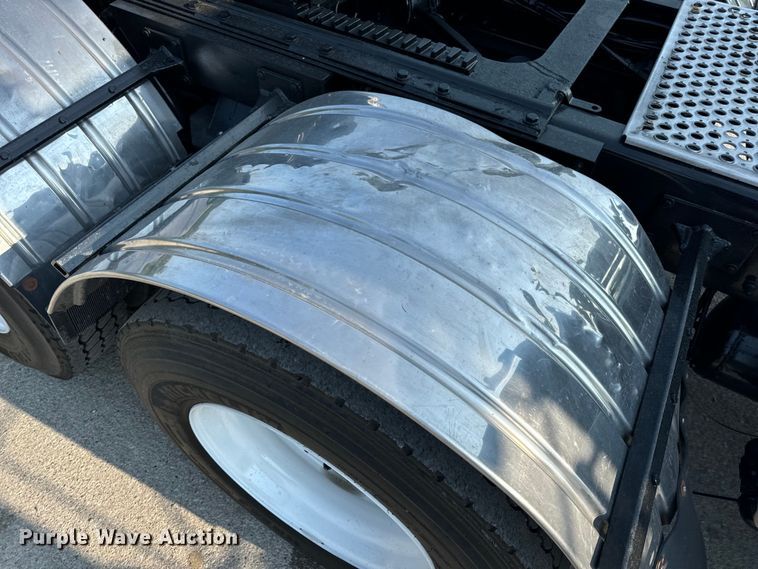 image for item OF9878 2003 Kenworth T800 semi truck