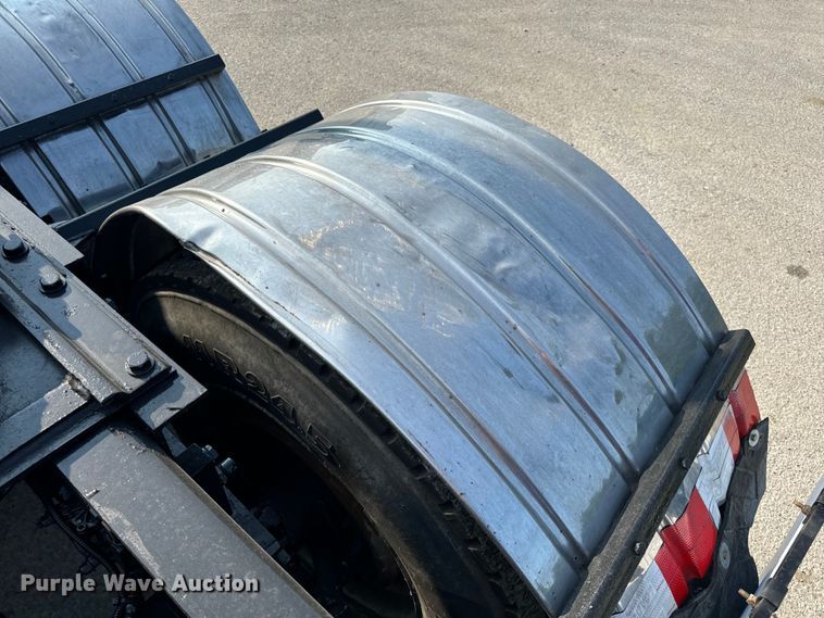 image for item OF9878 2003 Kenworth T800 semi truck