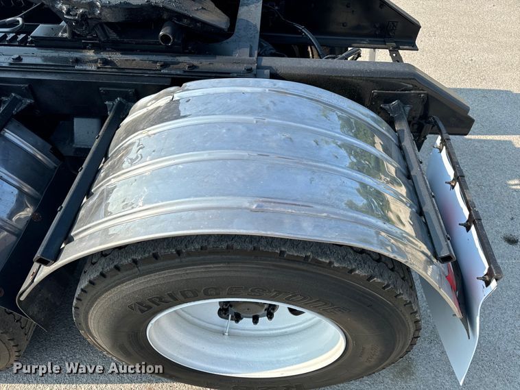 image for item OF9878 2003 Kenworth T800 semi truck