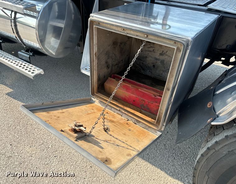 image for item OF9878 2003 Kenworth T800 semi truck