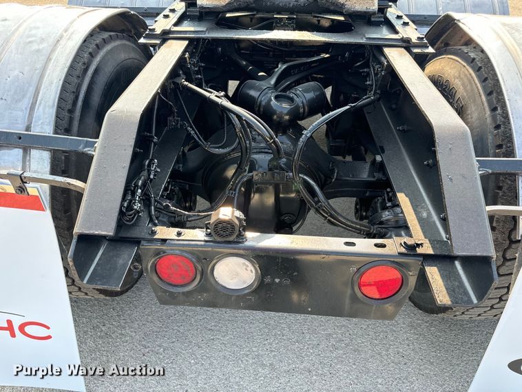 image for item OF9878 2003 Kenworth T800 semi truck